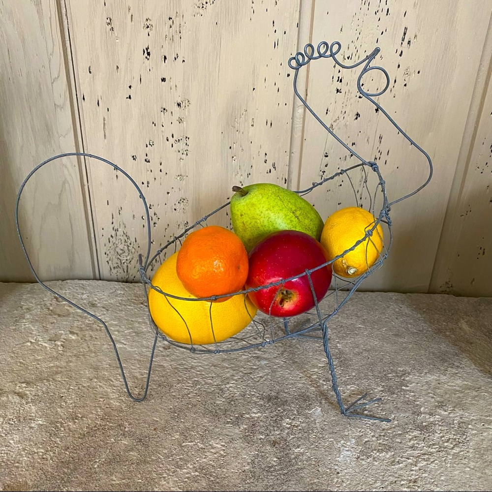 🐔Vintage wire chicken basket.